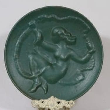 Kupittaan savi Keinumorsian seinälautanen, vihreä lasite, suunnittelija Väinö Aaltonen, suuri