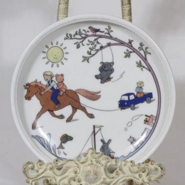 Arabia RL lasten lautanen, Pieni ratsastaja, suunnittelija Kirsti Brandt, Pieni ratsastaja, serikuva