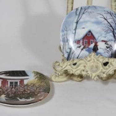 Arabia seinälautaset, Kotiseudun talvi|Kotiseudun kesä, 2 kpl, suunnittelija Anita Rantanen-Siemers, Kotiseudun talvi|Kotiseudun kesä, pieni, serikuva