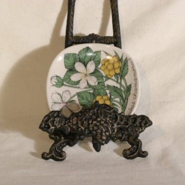 Arabia Botanica seinälautanen, Suomuurain, suunnittelija Esteri Tomula, Suomuurain, pieni, serikuva