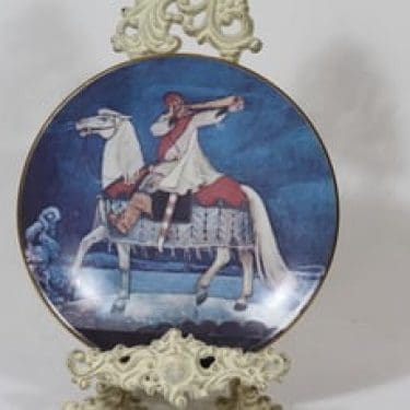 Arabia koristelautanen, Kullervon sotaanlähtö, suunnittelija Akseli Gallen-Kallela, Kullervon sotaanlähtö, serikuva, Kalevala-aihe