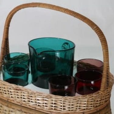 Nuutajärvi 5601|5023 kaadin, 1 l ja lasit 18 cl, 6 kpl, suunnittelija Kaj Franck, 1 l ja lasit 18 cl, kantokori