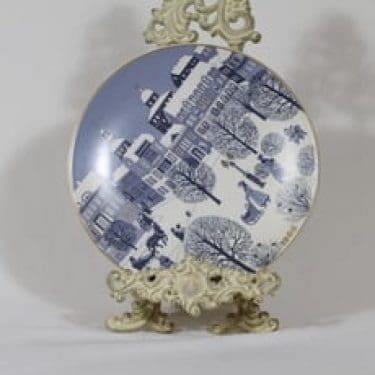 Arabia Joululautanen vuosilautanen, 1985, suunnittelija Raija Uosikkinen, 1985, serikuva