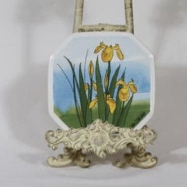 Arabia koristelautanen, Kurjenmiekka, suunnittelija Toivo Utriainen, Kurjenmiekka, pieni, serikuva