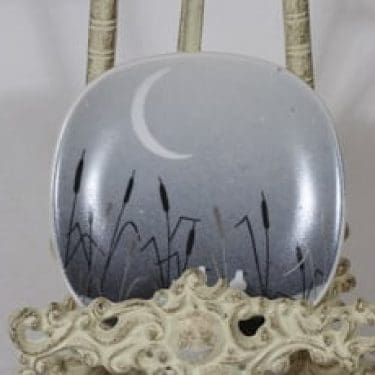 Arabia koristelautanen, serikuva, suunnittelija Jaana Aalto, serikuva, pieni