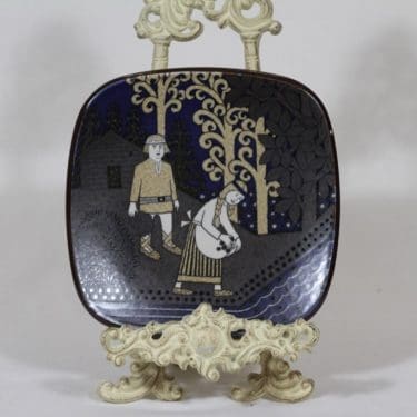 Arabia vuosilautanen, 1990, suunnittelija Raija Uosikkinen, 1990, Kalevala-aihe