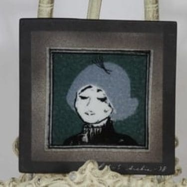 Arabia koristelaatta, Pariisilaistyttö, suunnittelija Heljä Liukko-Sundström, Pariisilaistyttö, pieni, serikuva, signeerattu