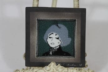 Arabia koristelaatta, Pariisilaistyttö, suunnittelija Heljä Liukko-Sundström, Pariisilaistyttö, pieni, serikuva, signeerattu