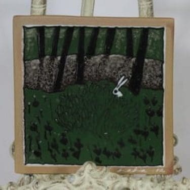 Arabia koristelaatta, Jänis pensaassa, suunnittelija Heljä Liukko-Sundström, Jänis pensaassa, pieni, serikuva, signeerattu