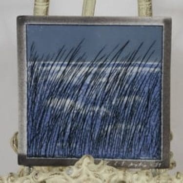 Arabia koristelaatta, Kaislikossa tuulee, suunnittelija Heljä Liukko-Sundström, Kaislikossa tuulee, pieni, serikuva, signeerattu