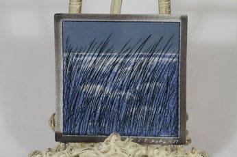 Arabia koristelaatta, Kaislikossa tuulee, suunnittelija Heljä Liukko-Sundström, Kaislikossa tuulee, pieni, serikuva, signeerattu