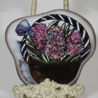 Arabia koristelaatta, Hyasinttikori, suunnittelija Heljä liukko-Sundström, Hyasinttikori, serikuva, signeerattu