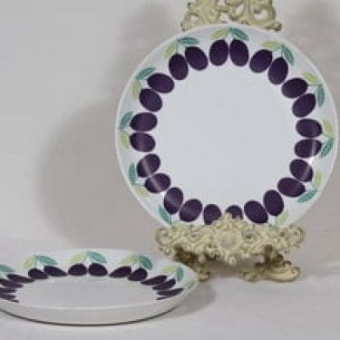 Arabia Pomona lautaset, luumu, 2 kpl, suunnittelija Raija Uosikkinen, luumu, matala, serikuva, retro