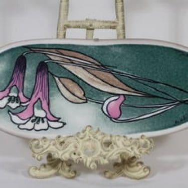 Arabia seinälaatta, Torvensoittajat, suunnittelija Heljä Liukko-Sundström, Torvensoittajat, serikuva, signeerattu