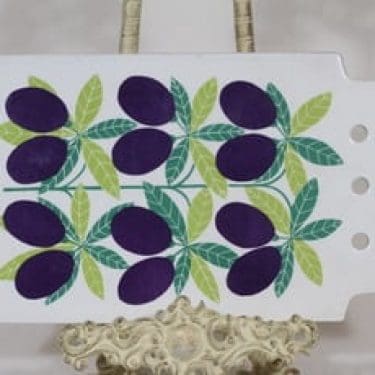 Arabia Pomona talouslevy, luumu, suunnittelija Raija Uosikkinen, luumu, serikuva, retro