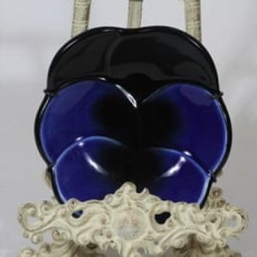 Arabia Viola koristevati, signeerattu, suunnittelija Birger Kaipiainen, signeerattu, pieni, käsinkoristeltu