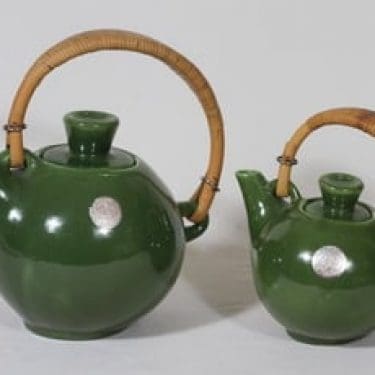 Kupittaan savi teekaatimet, eri kokoja, 2 kpl, suunnittelija Orvokki Laine, eri kokoja