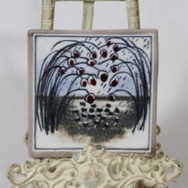 Arabia seinälaatta, Oksien suojassa, suunnittelija Heljä Liukko-Sundström, Oksien suojassa, pieni, serikuva