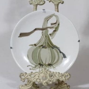 Arabia Vihreä linja koristelautanen, Valkosipuli, suunnittelija Gunvor Olin-Grönqvist, Valkosipuli, serikuva