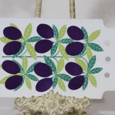 Arabia Pomona talouslevy, luumu, suunnittelija Raija Uosikkinen, luumu, serikuva, retro