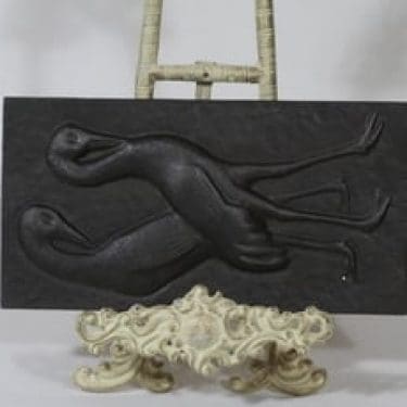 Högfors seinälaatta, Kurjet, suunnittelija Helvi Hyvärinen, Kurjet, signeerattu, lintuaihe