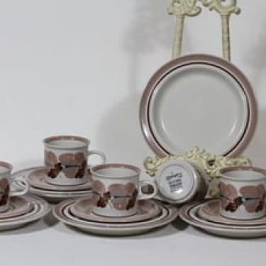 Arabia Koralli kahvikupit ja lautaset, käsinmaalattu, 5 kpl, suunnittelija Raija Uosikkinen, käsinmaalattu