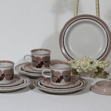 Arabia Koralli kahvikupit ja lautaset, käsinmaalattu, 4 kpl, suunnittelija Raija Uosikkinen, käsinmaalattu