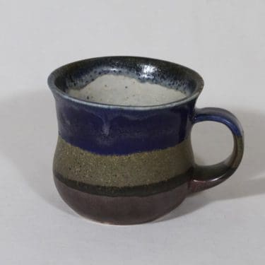 Alamaan keramiikka muki, käsinmaalattu, suunnittelija Liisa Hallamaa, käsinmaalattu, suuri, signeerattu