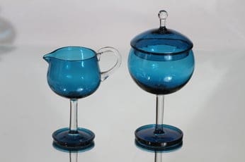 Riihimäen lasi Harlekiini sokerikko ja kermakko, sininen, suunnittelija Nanny Still,