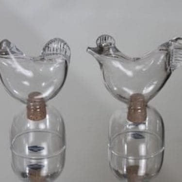 Nuutajärvi Tipu sirottimet, kirkas, 2 kpl, suunnittelija Kerttu Nurminen, kukko- ja kana-aihe