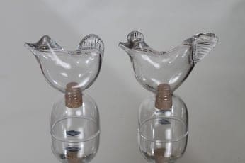 Nuutajärvi Tipu sirottimet, kirkas, 2 kpl, suunnittelija Kerttu Nurminen, kukko- ja kana-aihe