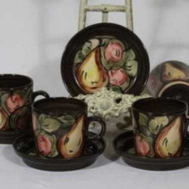 Savitorppa mukit ja lautaset, käsinmaalattu, suunnittelija , käsinmaalattu, signeerattu