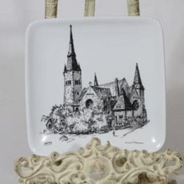 Arabia koristelautanen, suunnittelija Henrik Tikkanen, pieni, serikuva, kirkkoaihe