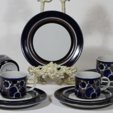 Arabia Saara teekupit ja lautaset, 4 kpl, suunnittelija Anja Jaatinen-Winquist, erikoiskoriste, retro