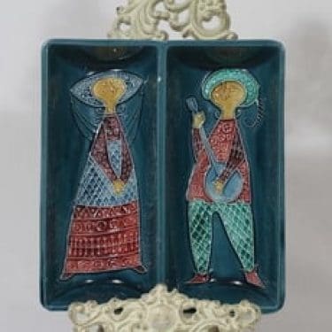 Kupittaan savi seinäreliefi, käsinmaalattu, suunnittelija Gudrun Raunio, käsinmaalattu, signeerattu