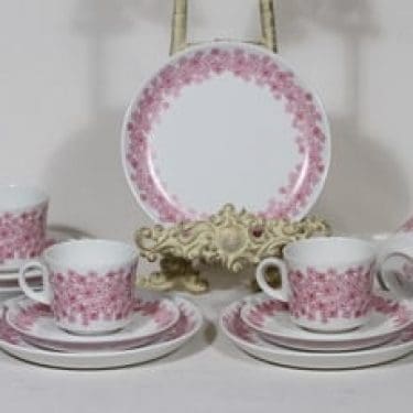 Arabia Leena kahvikupit ja lautaset, punainen, 4 kpl, suunnittelija Raija Uosikkinen, serikuva, retro