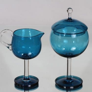 Riihimäen lasi Harlekiini sokerikko ja kermakko, sininen, suunnittelija Nanny Still,