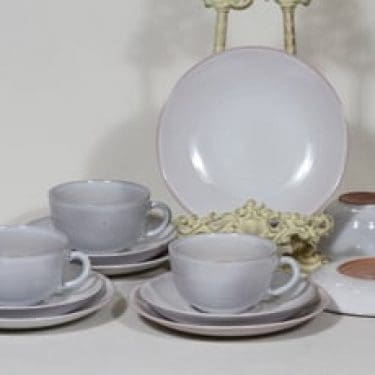 Arabia ARA teekupit ja lautaset, valkoinen lasite, 4 kpl, suunnittelija Michael Schilkin,