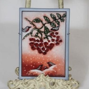 Arabia seinälaatta, Lumihiutaleita hiljalleen, suunnittelija Heljä Liukko-Sundström, Lumihiutaleita hiljalleen, pieni, serikuva, signeerattu