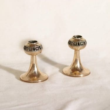 Turun hopea|Kumela 1961/S kynttilänjalat, 2 kpl, suunnittelija Pentti Sarpaneva, pieni, pronssi