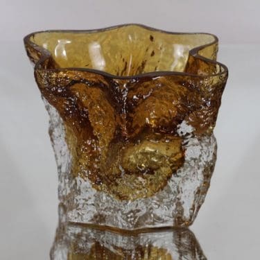 Kumela Liepukka maljakko, signeerattu, suunnittelija Kaj Blomqvist, signeerattu, massiivinen