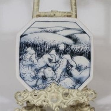 Arabia koristelaatta, Kaamos, suunnittelija Heljä Liukko-Sundström, Kaamos, pieni, serikuva, talviaihe