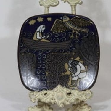 Arabia vuosilautanen, 1980, suunnittelija Raija Uosikkinen, 1980, serikuva, Kalevala-aihe