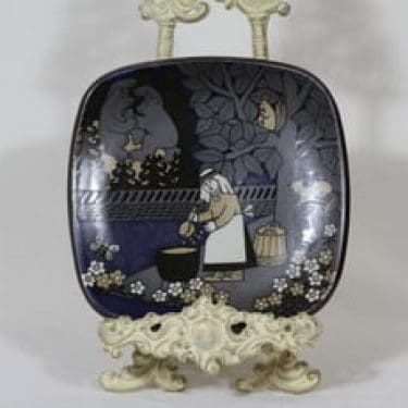 Arabia vuosilautanen, 1986, suunnittelija Raija Uosikkinen, 1986, serikuva, Kalevala-aihe