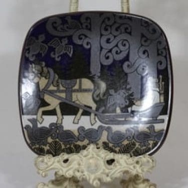 Arabia vuosilautanen, 1984, suunnittelija Raija Uosikkinen, 1984, serikuva, Kalevala-aihe