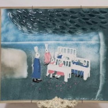 Arabia seinälaatta, Loikkakoulu, suunnittelija Heljä Liukko-Sundström, Loikkakoulu, suuri, käsinmaalattu, signeerattu