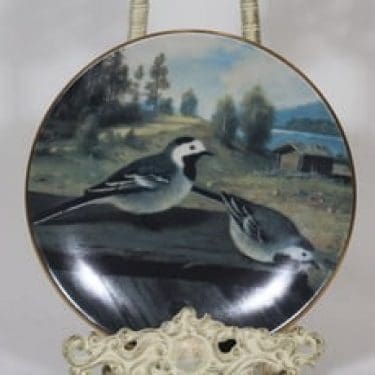 Arabia koristelautanen, Västäräkit katolla, suunnittelija von Wright, Västäräkit katolla, serikuva, lintuaihe