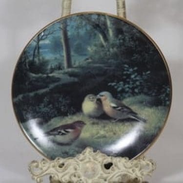 Arabia koristelautanen, Maisema ja peippoja, suunnittelija von Wright, Maisema ja peippoja, serikuva, lintuaihe