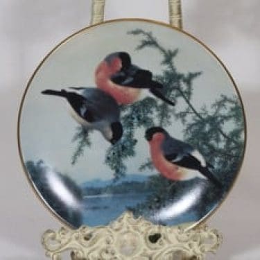 Arabia koristelautanen, Punatulkkuja katajassa, suunnittelija von Wright, Punatulkkuja katajassa, serikuva, lintuaihe