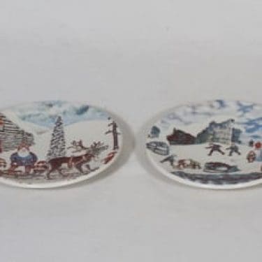 Arabia koristelautaset, Joulupukki Korvatunturilla, Suomalaiset jäämeren rannalla, 2 kpl, suunnittelija Andreas Alariesto, Joulupukki Korvatunturilla|Suomalaiset jäämeren rannalla, pieni, serikuva, jouluaihe